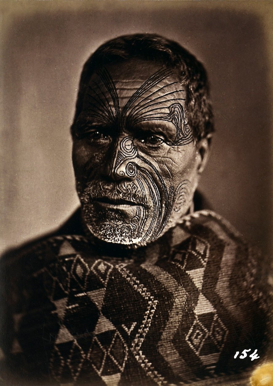 Portrét Maory s potetovaným obličejem, cca 1886-88 od New Zealand Photographer