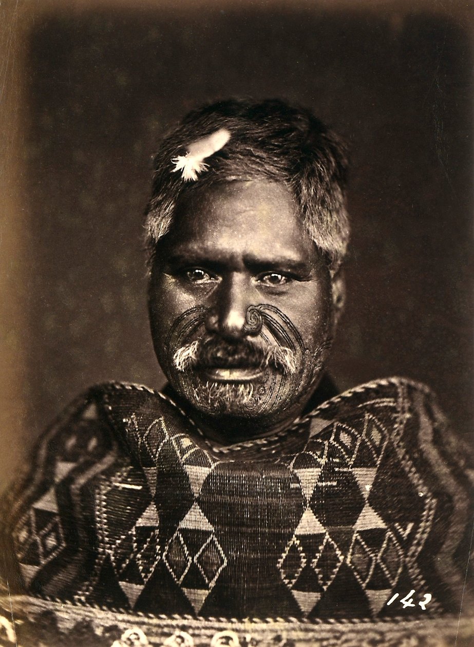 Portrét Maory s potetovaným obličejem, cca 1886-88 od New Zealand Photographer