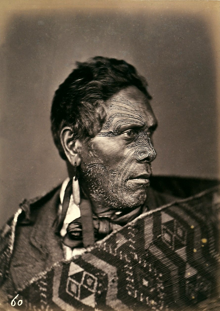 Portrét Maory s potetovaným obličejem, cca 1886-88 od New Zealand Photographer