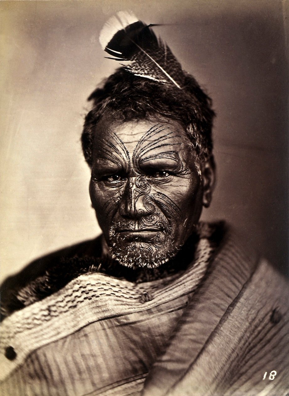 Portrét Maory s potetovaným obličejem, cca 1886-88 od New Zealand Photographer