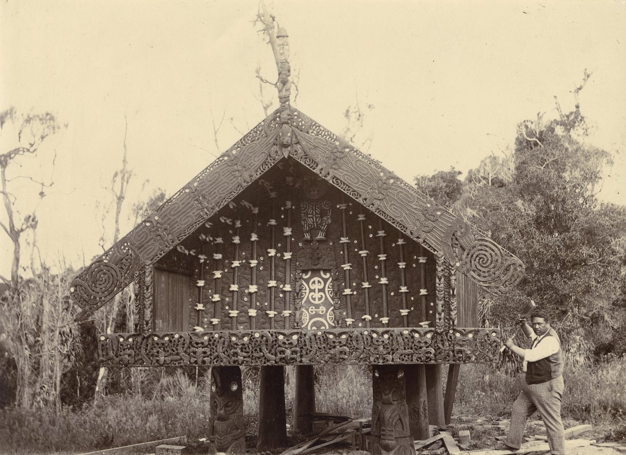 Te Takinga pataka, cca 1895 (stříbrný želatinový tisk) od New Zealander Photographer