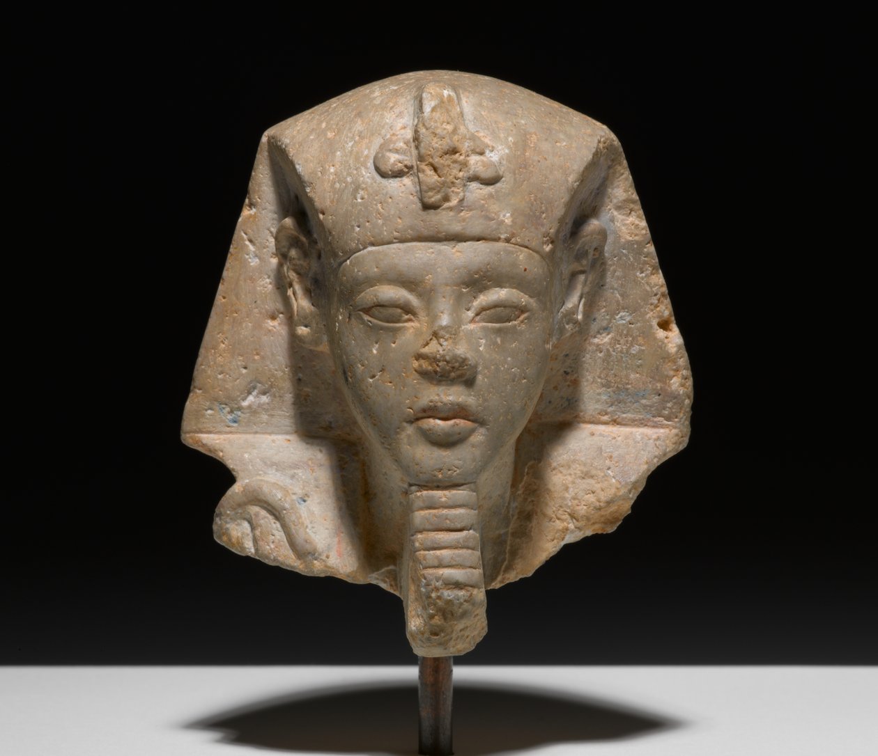 Hlava z achenstenova šabetu, asi 1352-1336 př. n. l. (vápenec) od New Kingdom Egyptian