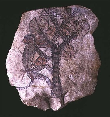 Ostracon zobrazující opici šplhající na strom od New Kingdom Egyptian
