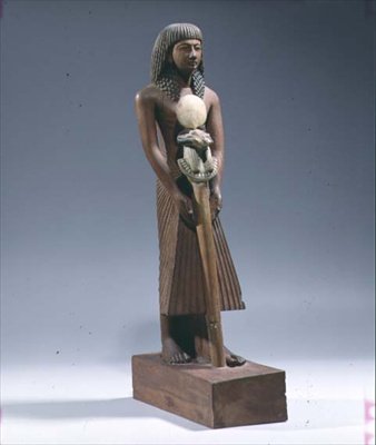 Standardní nosič se standardem s hlavou berana (lakované kariobové dřevo) od New Kingdom Egyptian
