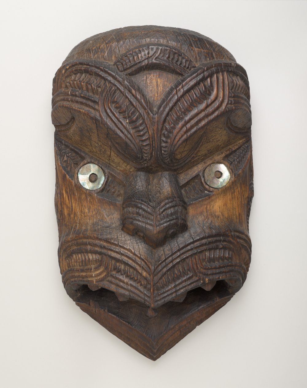 Štítová maska (Koruru) z Gisborne, Severní ostrov, kolem roku 1860 (dřevo a mušle paua) od New Zealand School