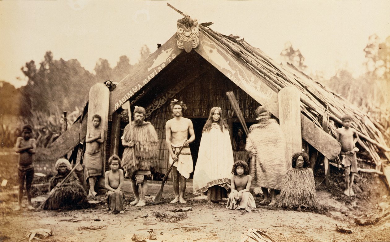 Maorská rodina, Nový Zéland, cca 1880 (albumový tisk) od New Zealander Photographer