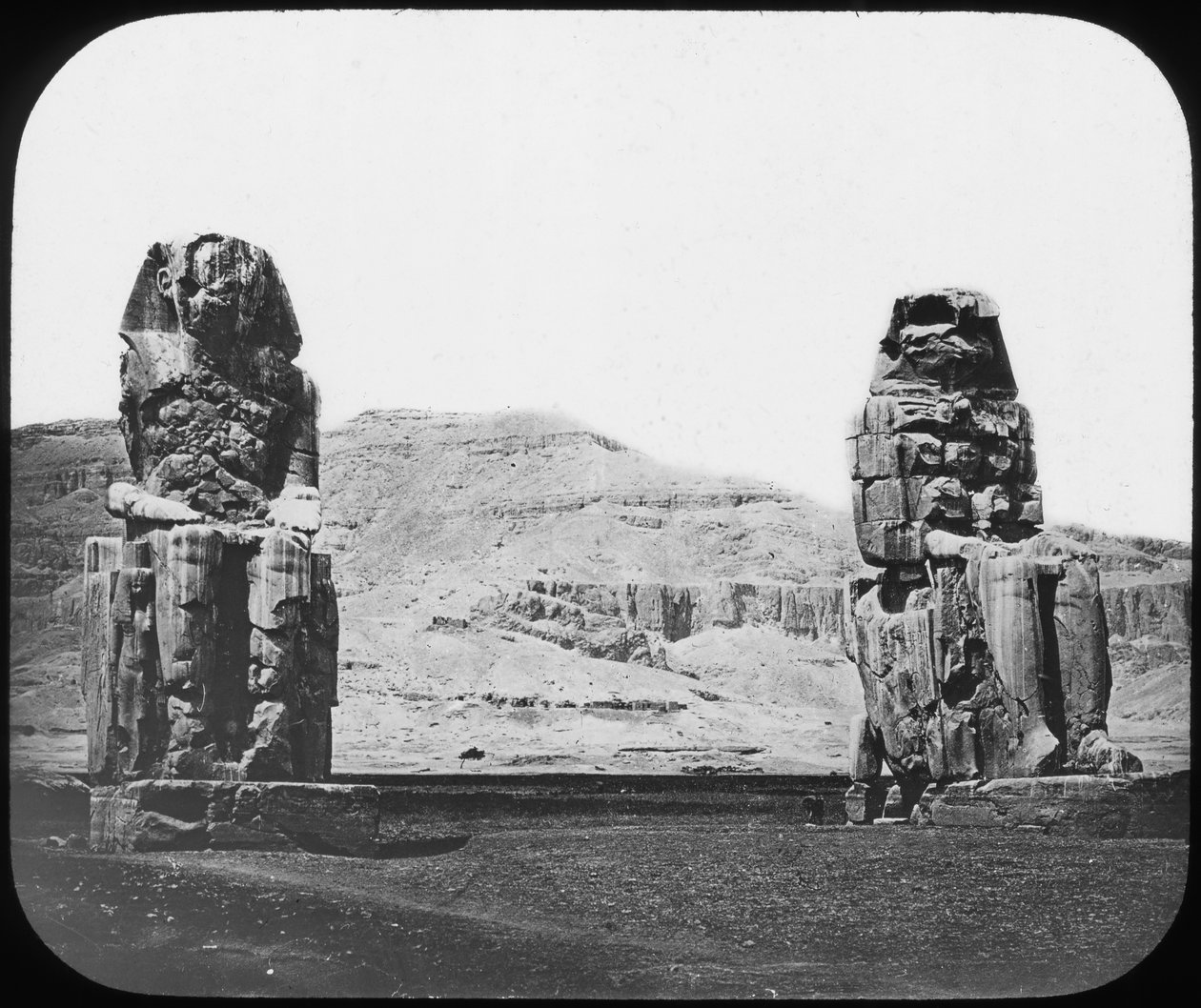 Memnonovy kolosy, Luxor Théby, Egypt, c1890 od Newton and Co