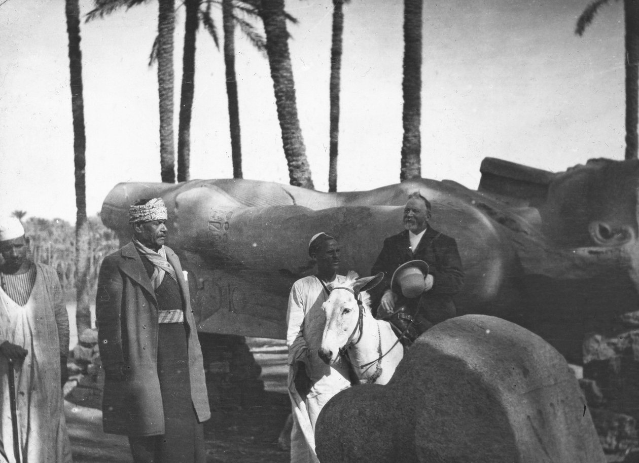 Padlá monumentální socha Rameses II, Memphis, Egypt, c1890. od Newton and Co