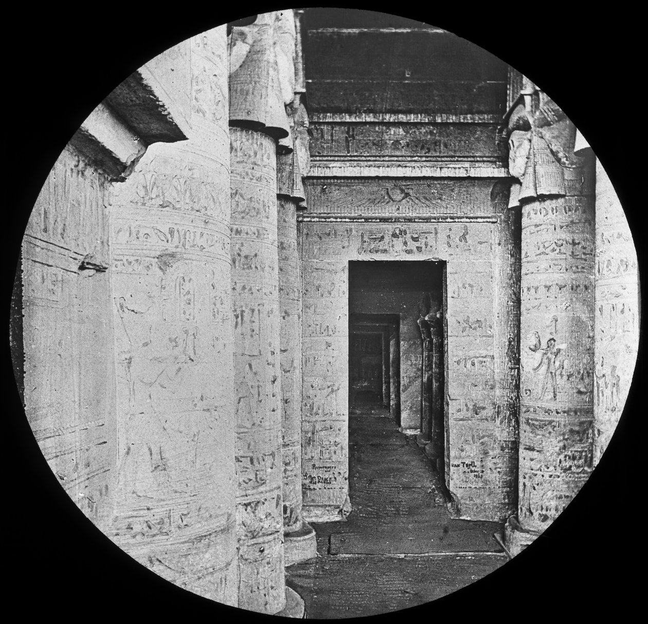 Interiér chrámu Dendera, Egypt, c1890 od Newton and Co