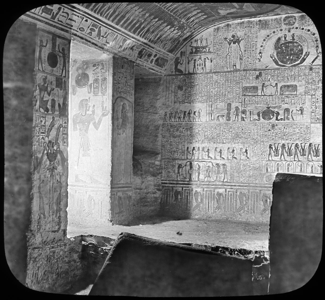 Sarkofág a pohřební komora Rameses VI, Údolí králů, Egypt, c1890 od Newton and Co