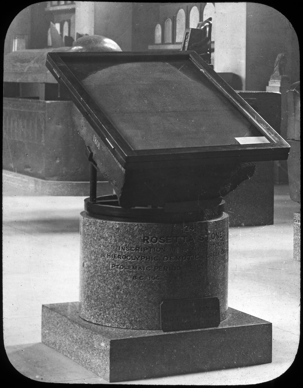 Rosetta Stone, Britské muzeum, Londýn, c1890 od Newton and Co