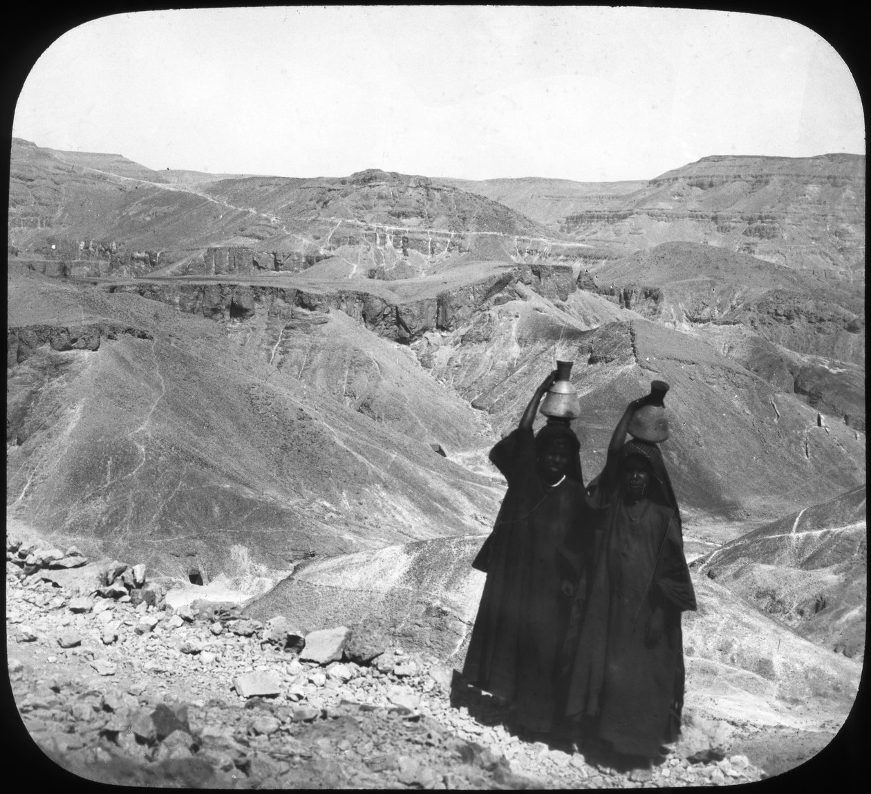 Údolí králů, Luxor, Egypt, c1890 od Newton and Co