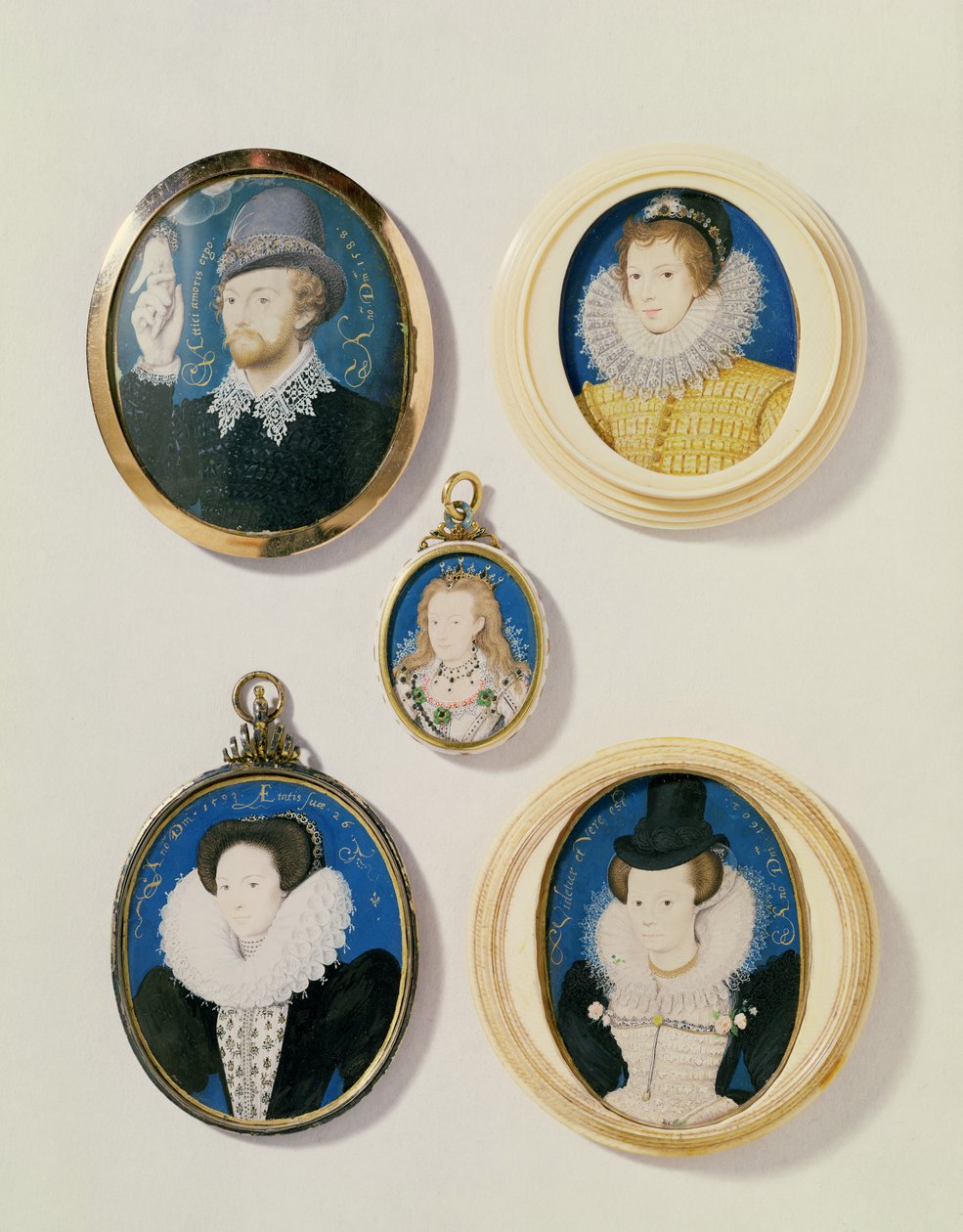 Miniatury, od L do R, T do B: Muž s rukou z oblaku; Neznámý mladík, 1588; paní Holland ve věku 26, 1593; Arabella Stuartová, vévodkyně z Lennoxu; Neznámá paní od Nicholas Hilliard