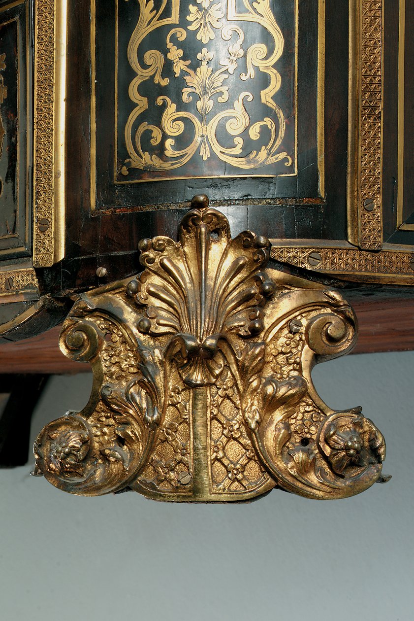 Detail komody Ludvíka XIV. (ormolu, mosaz, želvovina a ebenová koule) (viz také 486114-19) od Nicholas Sageot
