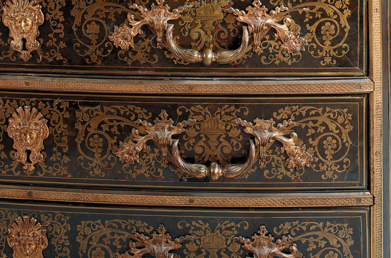 Detail komody Ludvíka XIV. (ormolu, mosaz, želvovina a ebenová koule) (viz také 486114-19) od Nicholas Sageot
