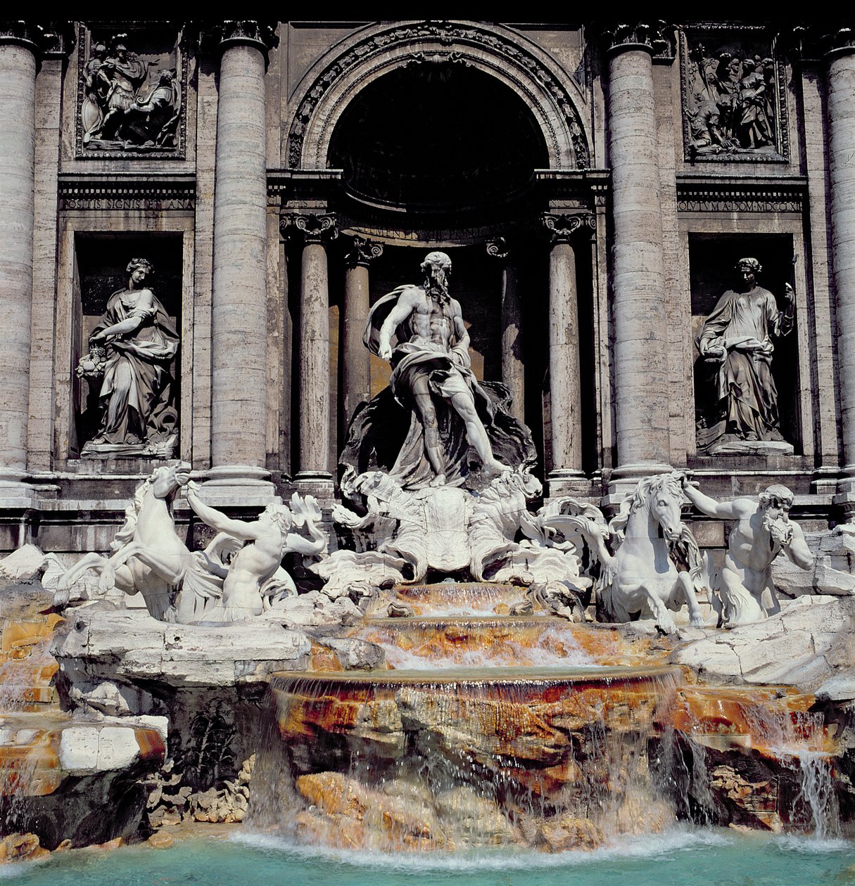 Fontána di Trevi, postavená v letech 1732-62 (mramor) od Nicola Salvi