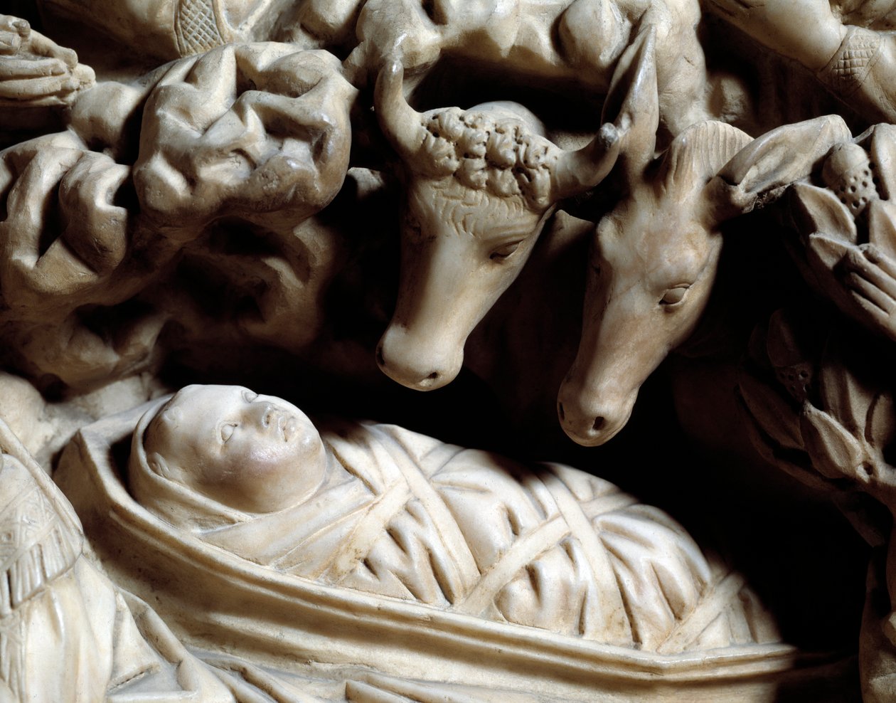 Umění a gotická architektura: Nativite - Detail basreliéfů mramorové desky, kterou vyrobil Nicola Pisano (1215/20-1278/84) v letech 1266 až 1268 (detaily mramorové kazatelny, narození) Cathedrale Notre-Dame-de-l 
