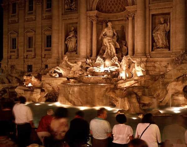 Pohled na fontánu di Trevi v noci, postavená 1732-62 (mramor) od Nicola Salvi