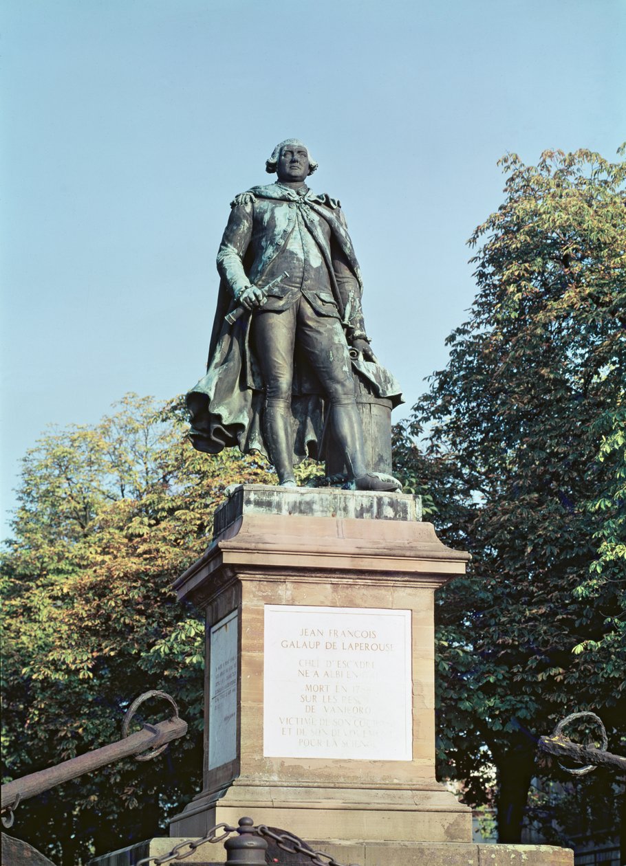 Socha Jeana Francoise de Galaup (1741-88) hraběte z La Perouse na náměstí Laperouse od Nicolas Bernard Raggi