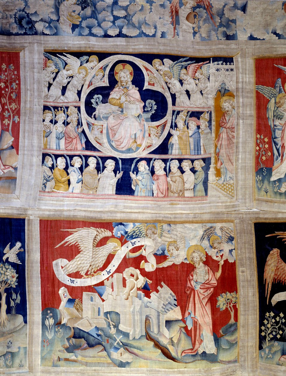 Opona zjevení (1373-1383), n. 13: Bůh a Beránek, symbol Krista. Níže, n. 20, tři andělé osvobozují síly. Tapiserie od Nicolase Bataille (1330-1405) od Nicolas Bataille