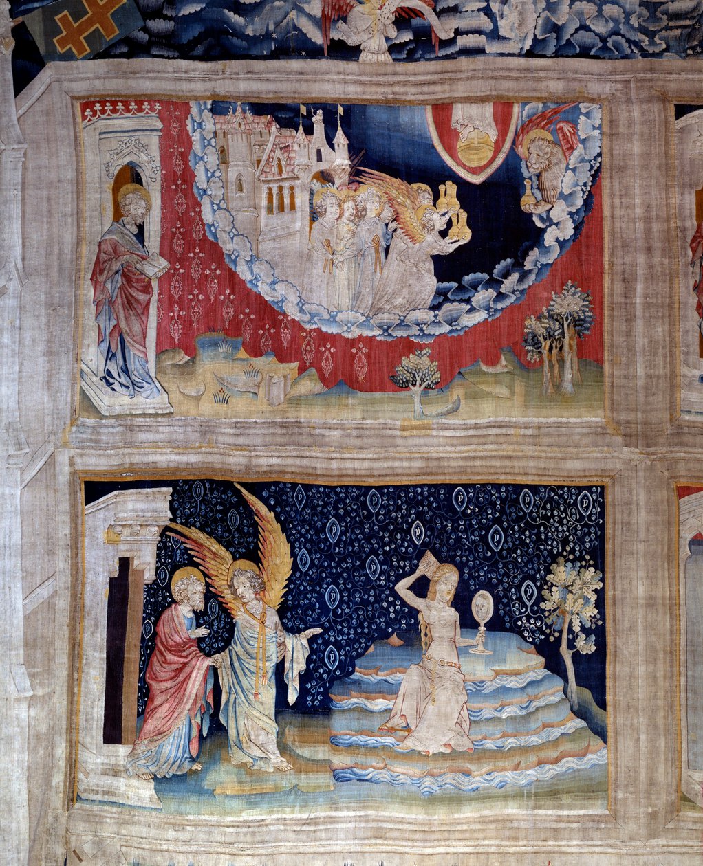 Opona zjevení (1373-1383) č. 64: anděl ukazuje Janovi odsouzení Babylonu, symbolu modlářství, který svými úděly učinil všechny národy. Dole: Babylon, prostitutka ve službách Satana si před zrcadlem zahřívá vlasy na blond od Nicolas Bataille