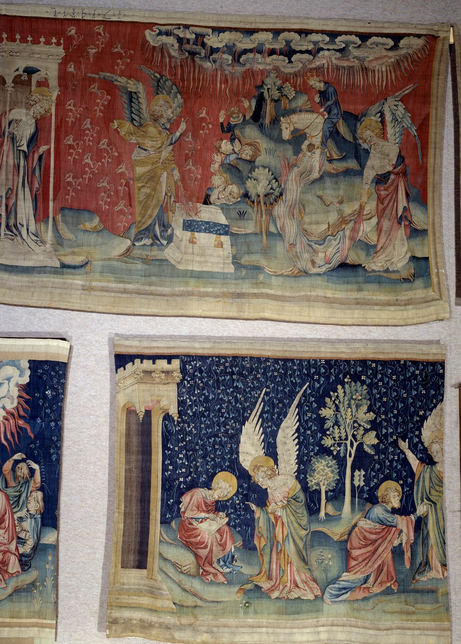 Vising of Revelation (1373-1383), n. 61: pátý anděl vylil svou láhev na trůn Bete, šestý prázdný na Eufrat. Níže, n. 70, společník služby diktuje svatému Janovi a radí mu, aby uctíval Boha a ne jeho. Tapisérie od Ni od Nicolas Bataille