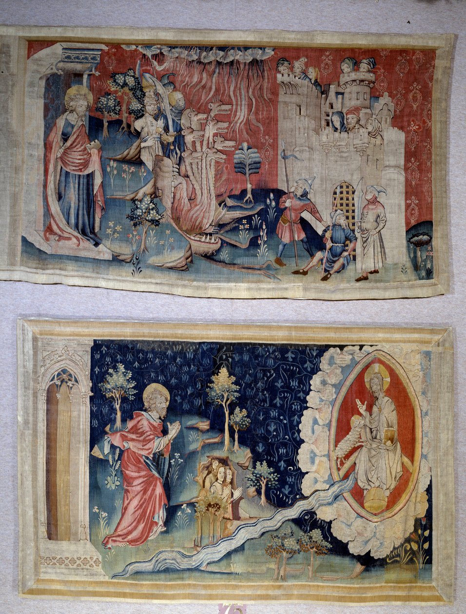 Vising of Revelation (1373-1383), n. 72: Satan obléhá město. N. 74: Svatý Jan před Kristem. Tapiserie od Nicolase Bataille (1330-1405) od Nicolas Bataille