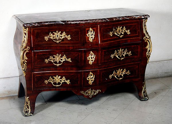 Komoda Louis XV (dřevo, mramor a bronz) od Nicolas Jean Marchand