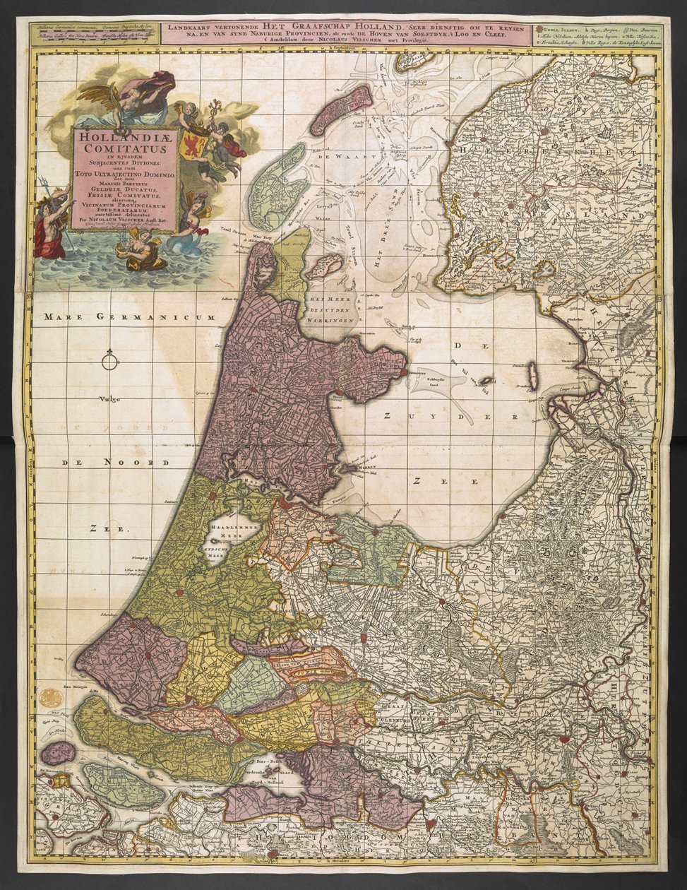 Mapa Holandska, zobrazující osady, bažiny, lesy, kopce, silnice, řeky a další geografické prvky. Zobrazuje titul v ozdobné kartuši vlevo nahoře s Fame, Neptunem a Thetis doprovázeným putti nesoucími paže Spojené provincie od Nicolas Visscher