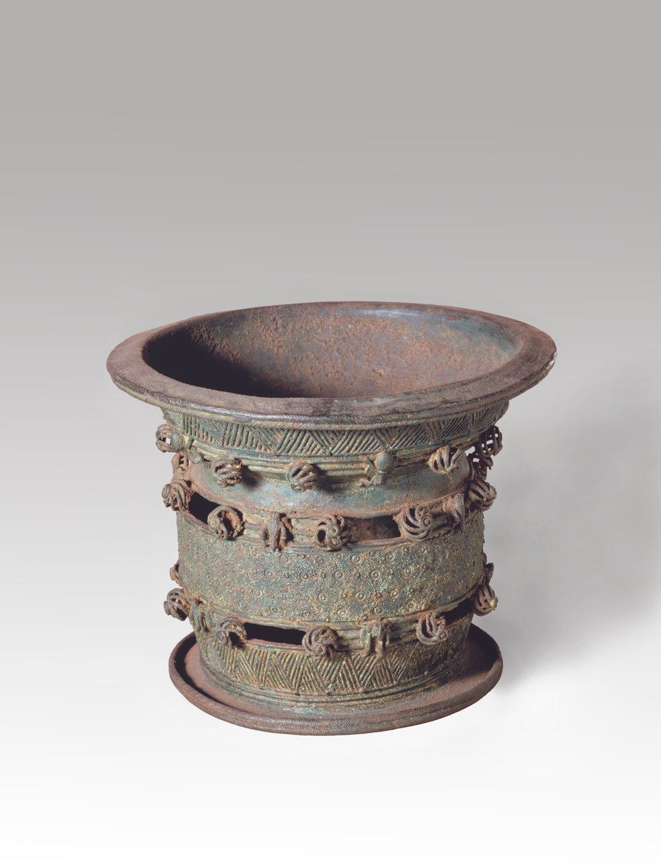 Mísa na podstavci, z Igbo-Ukwu, 9.-10. století (olovnatý bronz) od Nigerian