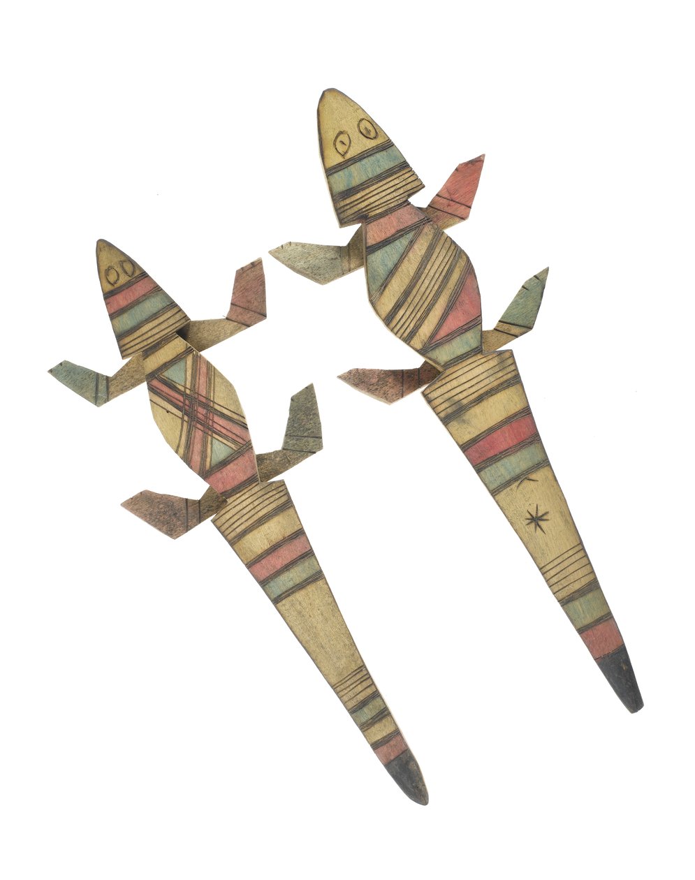 Vyřezávané dřevěné figurky krokodýla zdobené červeně, zeleně a černě malovanými geometrickými vzory, Hausa People, Kano, Severní Nigérie (lakované dřevo) od Nigerian Nigerian