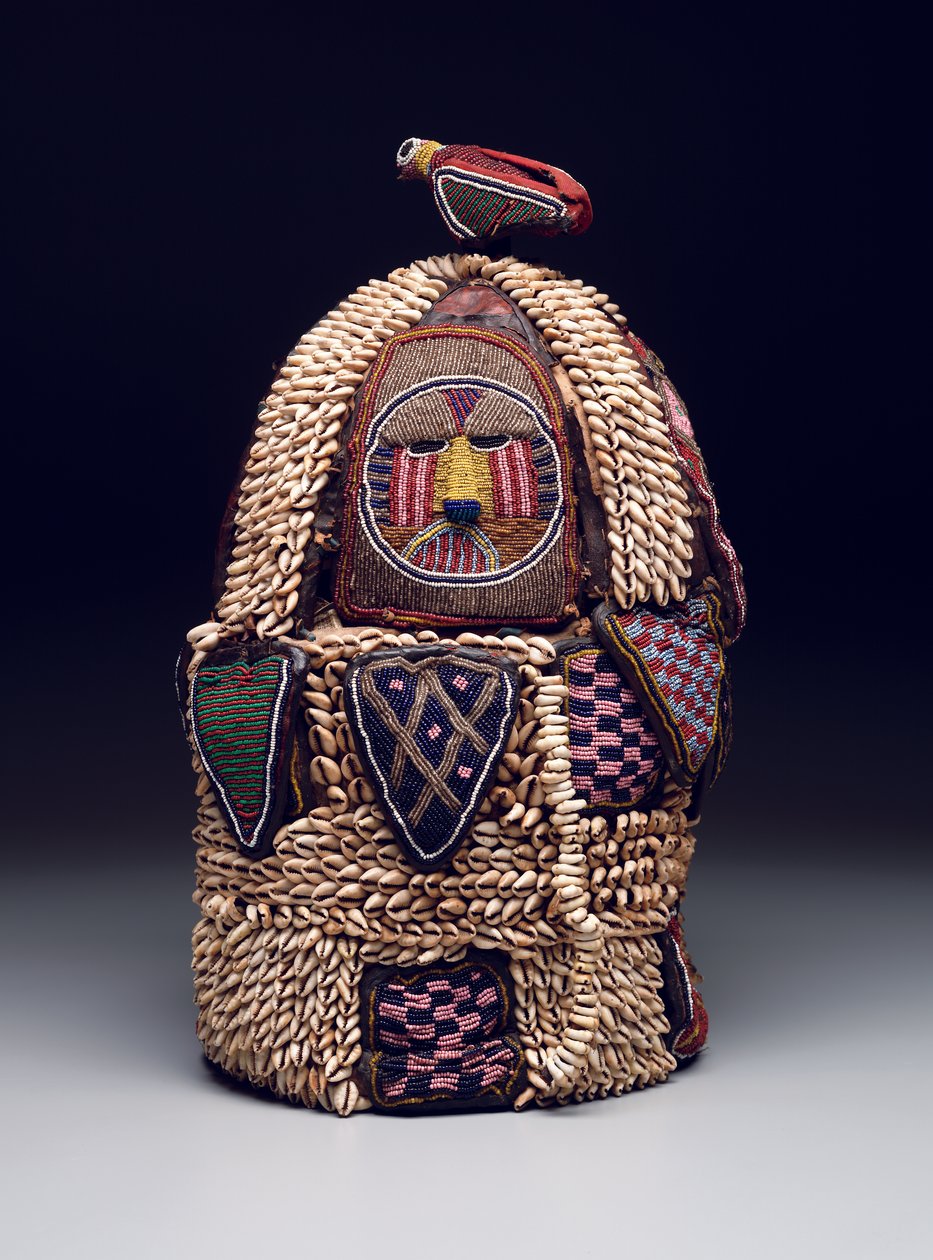 Svatyně House of the Head (ile ori), konec 19. až počátek 20. století (kůže, mušle z cowrie, skleněné korálky, látka a kov) od Nigerian School