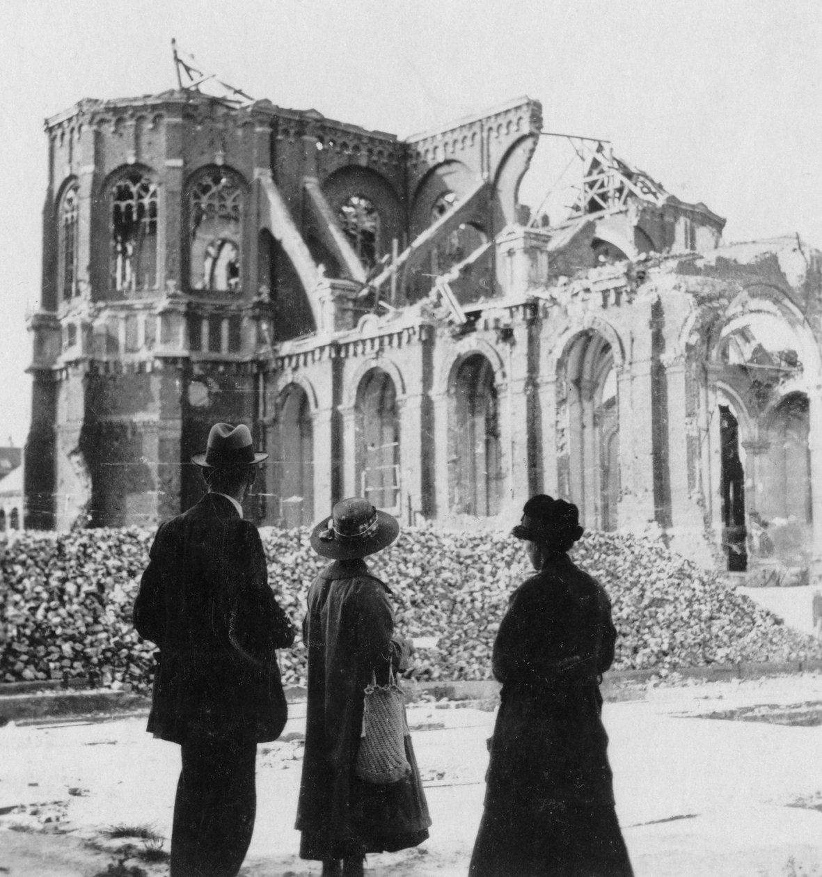 Poškození kostela Notre Dame, Armentières, Francie, první světová válka, c1914-c1918 od Nightingale and Co