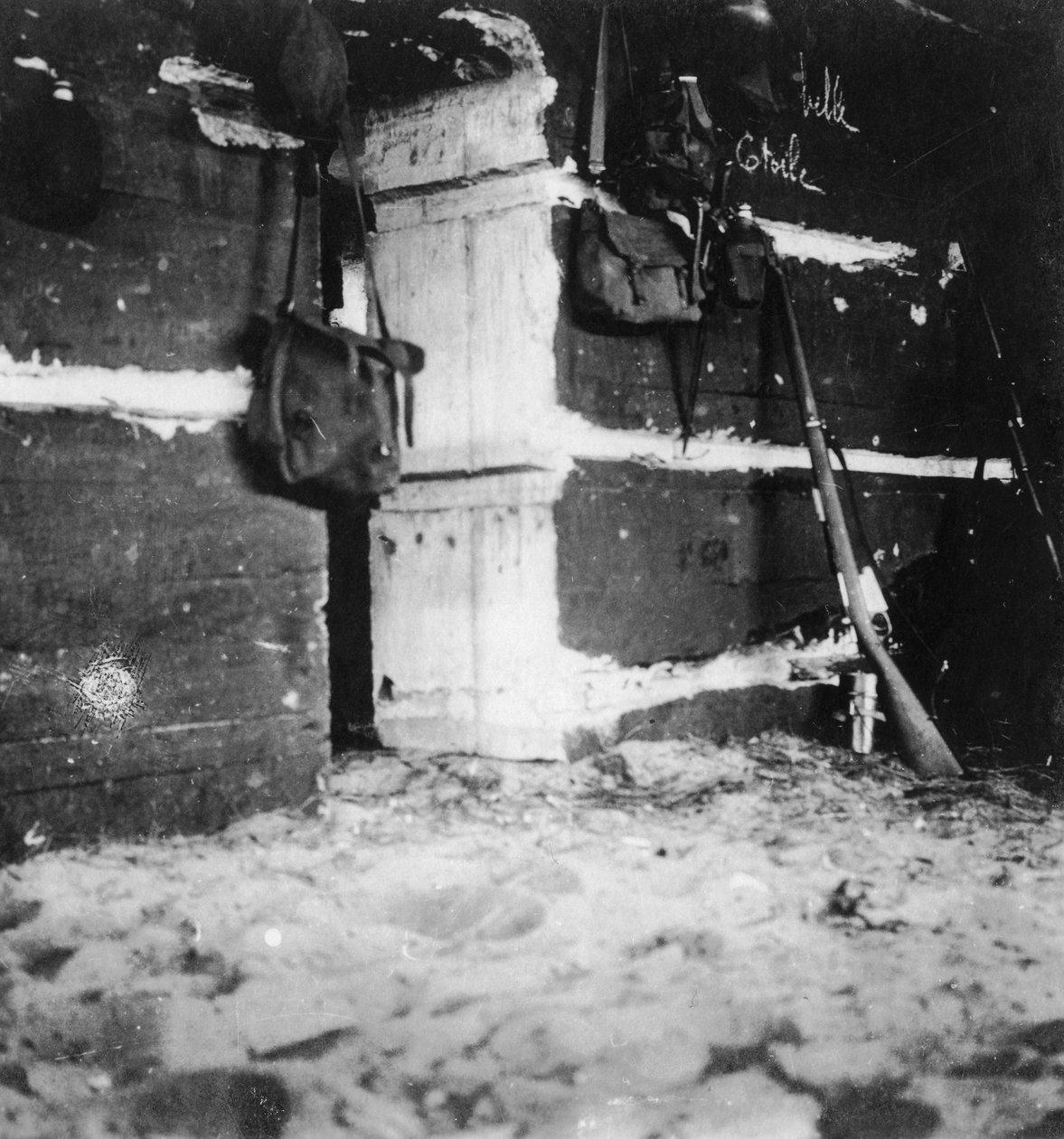 Interiér německé zemljanky, první světová válka, c1914-c1918. od Nightingale and Co