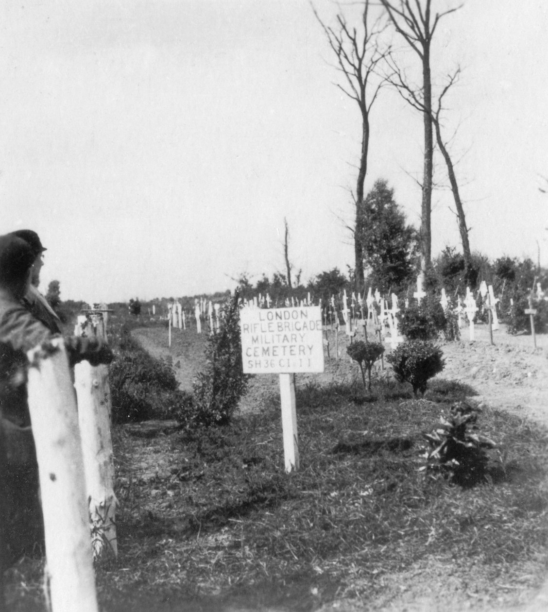 Hřbitov londýnské střelecké brigády, Ploegsteert, Belgie, první světová válka, c1918 od Nightingale and Co