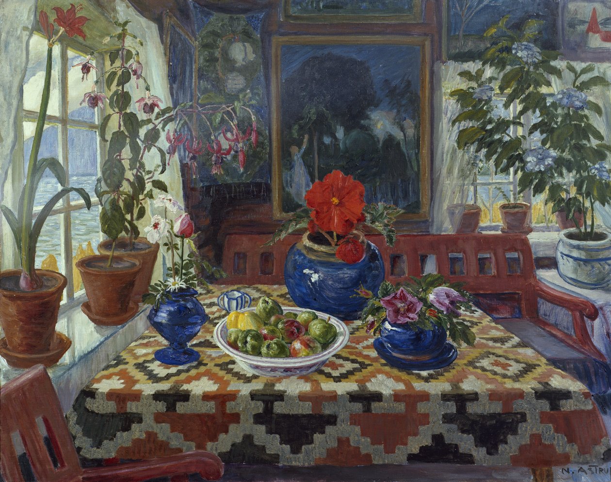 Interiér s velkým modrým hrncem od Nikolai Astrup