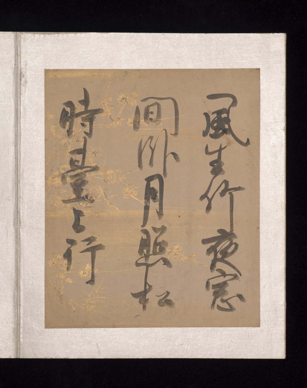 Album japonských a čínských básní ke zpěvu, počátek 17. století (album o třiceti šesti listech; každý na zlatém, stříbrném nebo barevném zdobeném papíře) od Nobutada Konoe