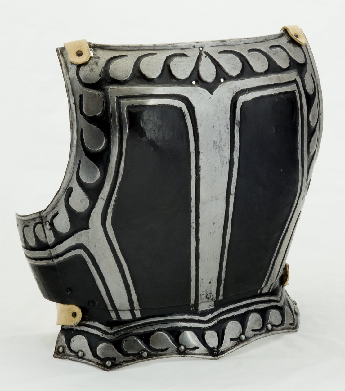 Backplate, c.1580 (lakovaná ocel s moderní kůží) od North German School