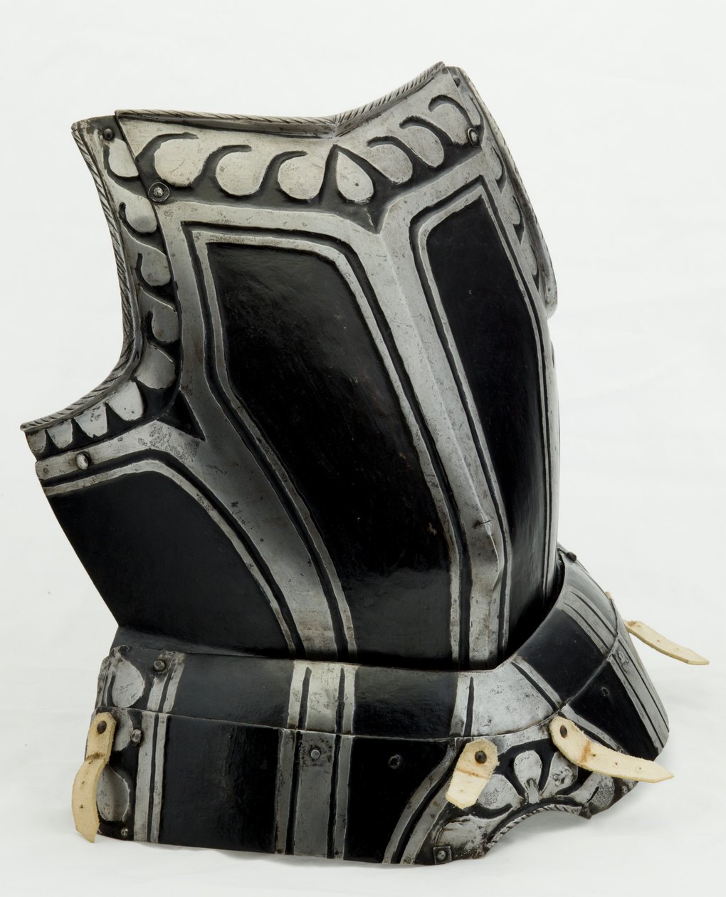 Náprsník, cca 1580 (lakovaná ocel s moderní kůží) od North German School