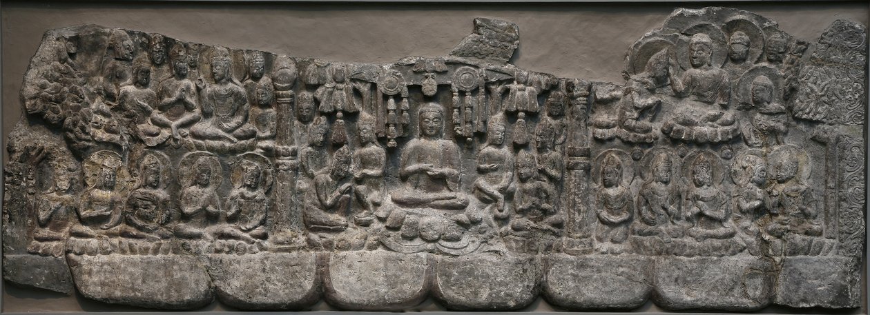 Nástěnná plastika: Nebeská setkání Buddhů a Bódhisattvů, Handan, provincie Hebei, 550-577 (vápenec se stopami pigmentu) od Northern Qi Dynasty Chinese Scool