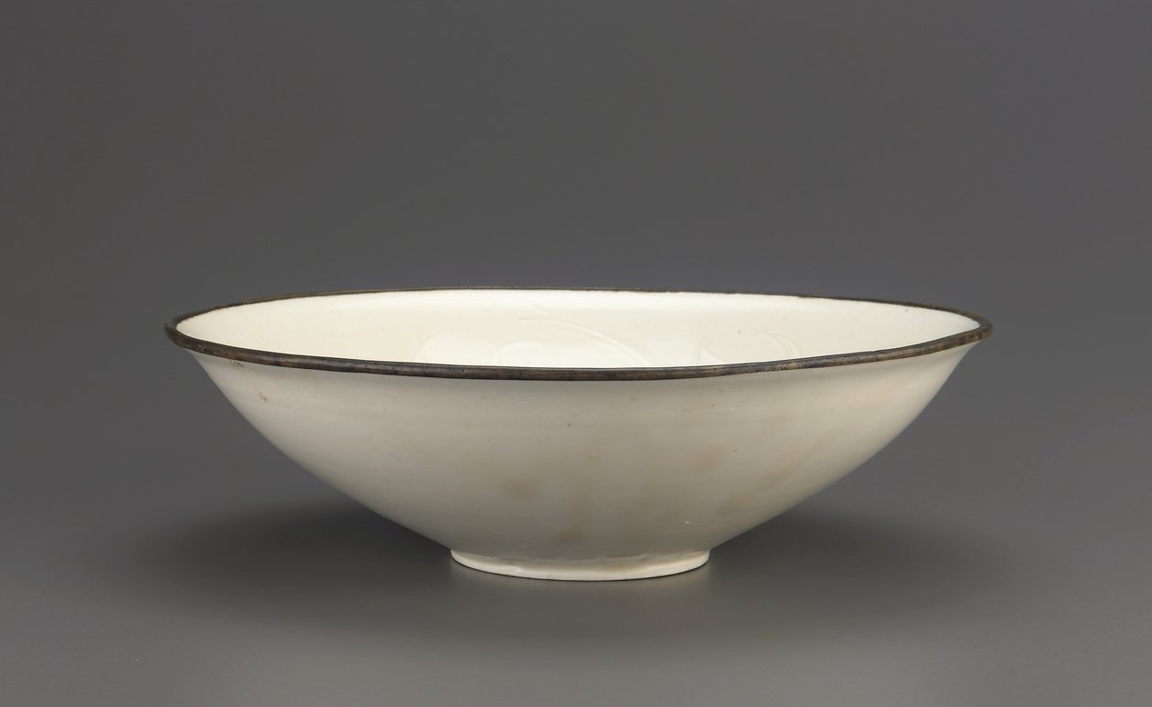 Ding ware mísa s vyřezávaným lotosovým dekorem, provincie Che-pej, 11.-začátek 12. století (keramika) od Northern Song Dynasty Chinese School