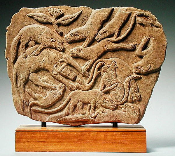 Reliéf zobrazující psy porážející krávu, 4.-5. století (pískovec) od Nubian Nubian