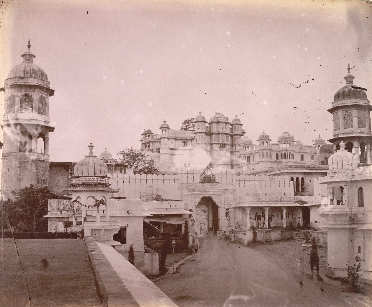 Näkymä kaupungin palatsille, sisäänkäynnin portti etualalla, Udaipur od O.S. Baudesson