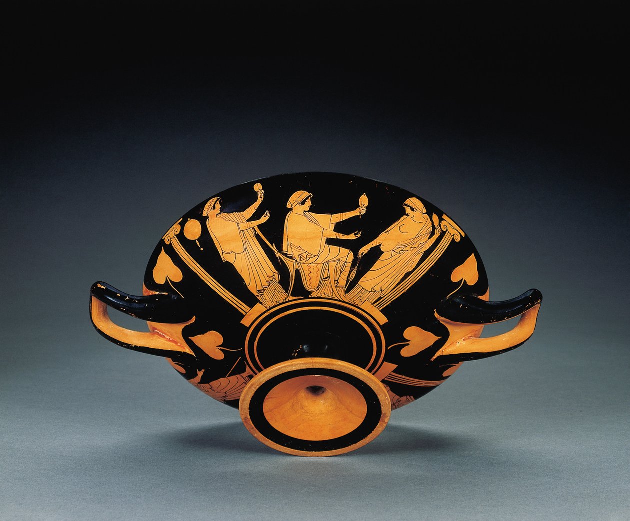 Podkrovní kylix s červenou postavou, cca 470 př. n. l. (terakota) (viz také 2636771-2) od Oedipus Painter (attr. to)