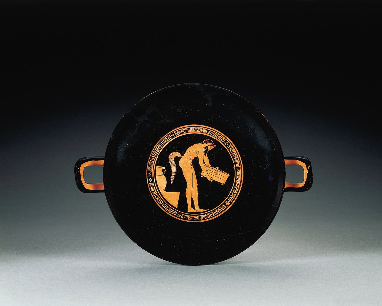 Podkrovní kylix s červenou postavou, kolem 470 př. Kr od Oedipus Painter