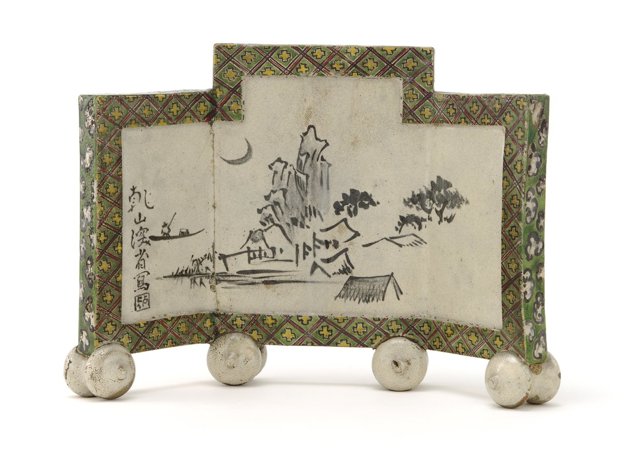 Stolní zástěna ve stylu Kenzan s designem mountain retreat, zástěna Inkstone (kenbyo), konec 19. století (žlutohnědá hlína, železný pigment, emaily pod průhlednou olovnatou glazurou) od Ogata (style of) Kenzan