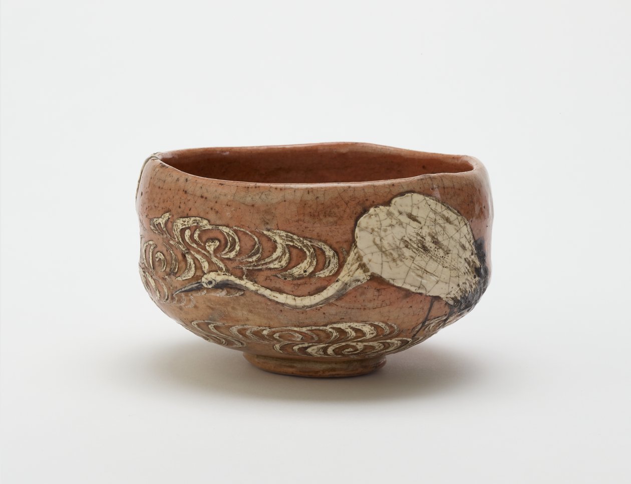 Čajová mísa ve stylu Kenzan s designem jeřábu a tekoucí vody, konec 19. století (červená hlína, bílý kluz, železitý pigment pod čirou olovnatou glazurou) od Ogata (style of) Kenzan