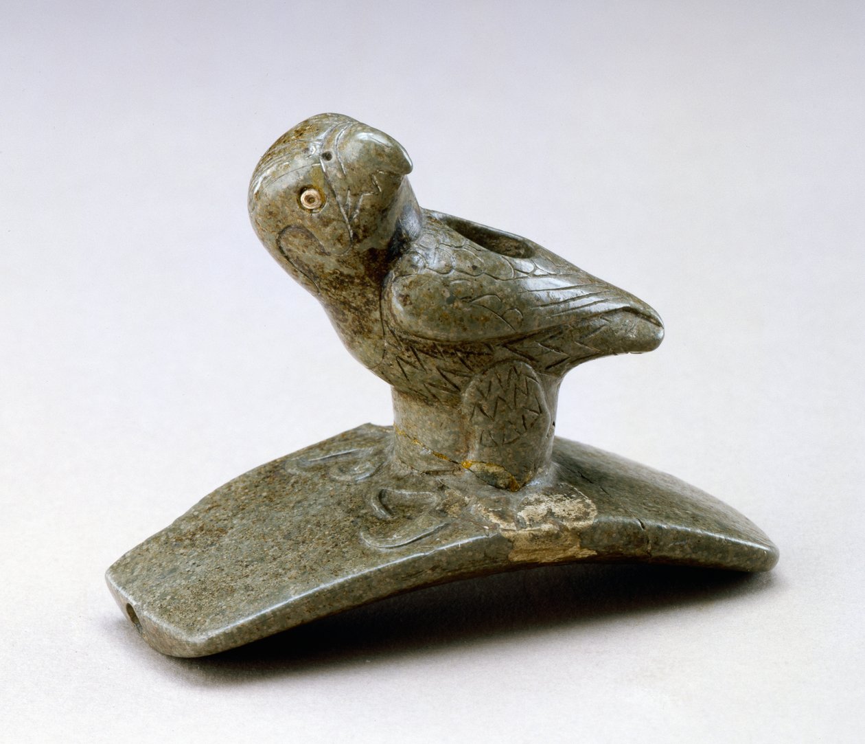 Falconova podobizna dýmka, 200 př. n. l. – 100 n. l. (potrubní kámen a říční perla) od Ohio Hopewell culture