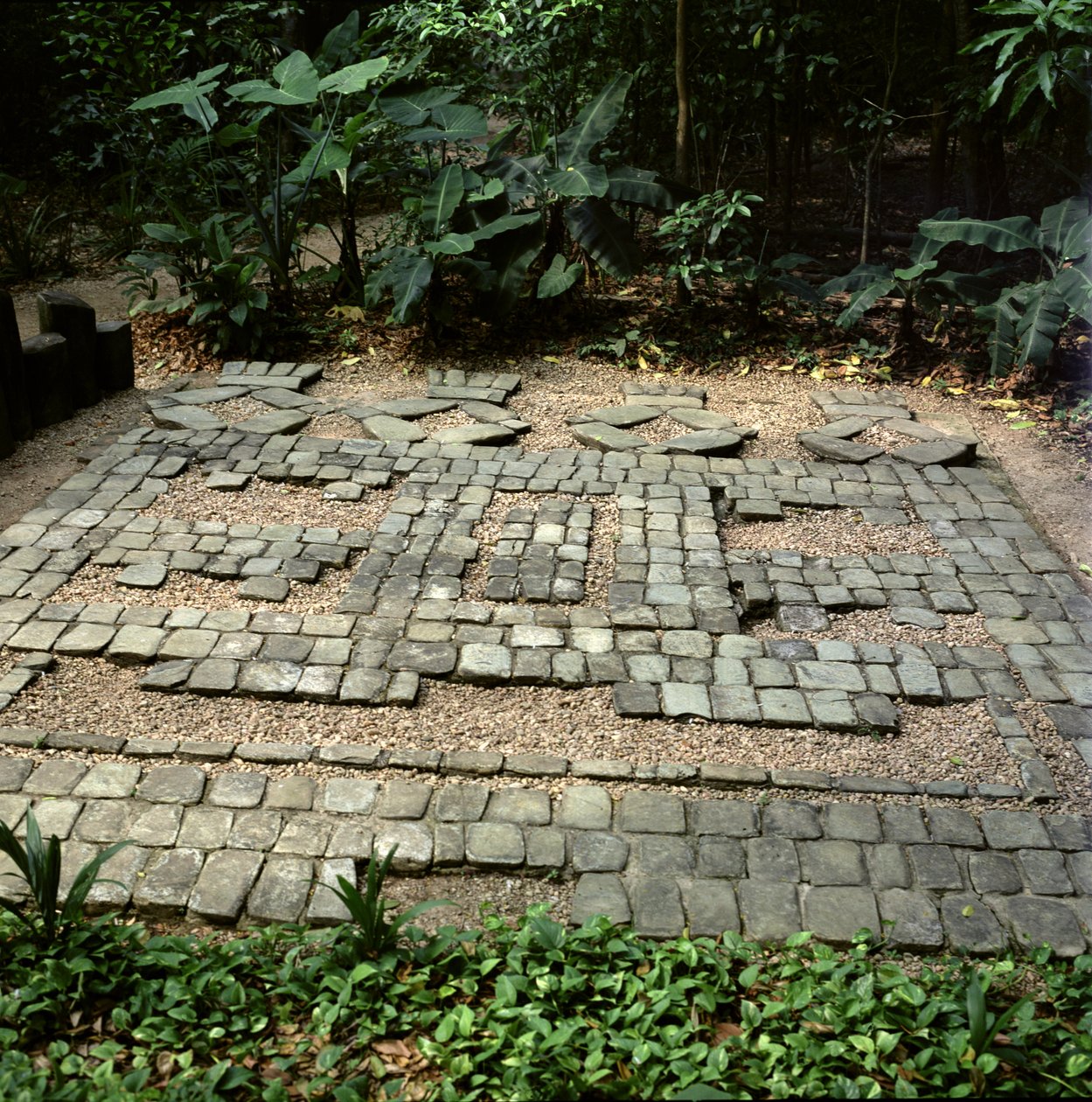 Dlažba zobrazující stylizovanou tlamu jaguára, předklasické období (kamenná mozaika) od Olmec