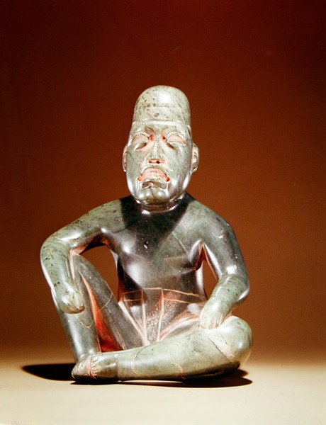 Nefritová figurka (jadit se zbytkovou barvou) od Olmec